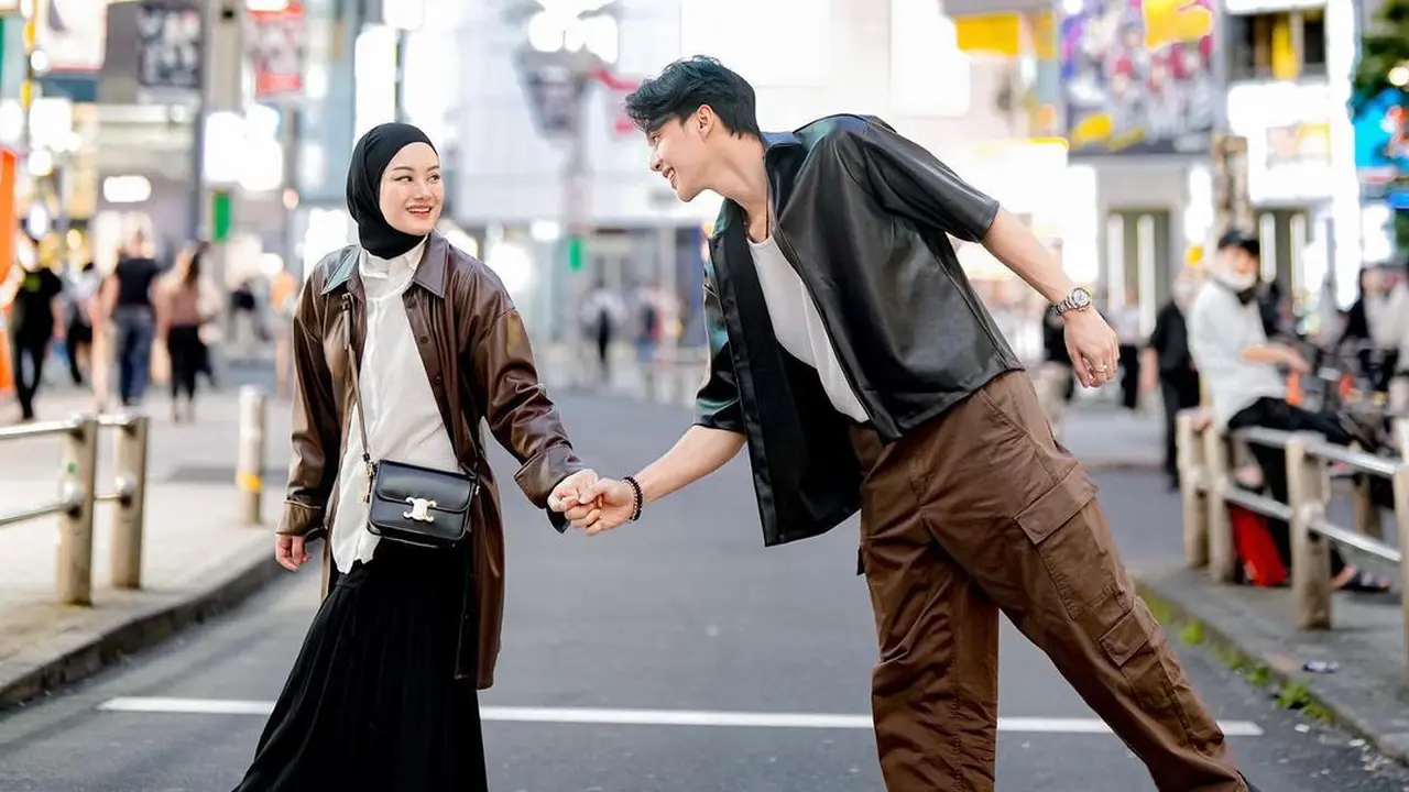 Dinda Hauw dan Rey Mbayang saat liburan