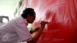  Wakil Ketua Dewan Pembina Kibar Setiawan Djodi saat menandatangani selembar baliho pada peresmian KIBAR di kawasan, Menteng Jakarta Pusat, (17/01/16). Acara ini didatangi oleh para petinggi kibar dan para simpatisannya. (Liputan6.com/Faisal R Syam)