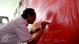  Wakil Ketua Dewan Pembina Kibar Setiawan Djodi saat menandatangani selembar baliho pada peresmian KIBAR di kawasan, Menteng Jakarta Pusat, (17/01/16). Acara ini didatangi oleh para petinggi kibar dan para simpatisannya. (Liputan6.com/Faisal R Syam)