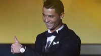 Bintang Real Madrid, Cristiano Ronaldo tersenyum diatas panggung saat acara penghargaan FIFA Ballon d'Or 2015 di di Kongresshaus, Zurich, Selasa (11/1/2016). (AFP Photo/Olivier Morin)