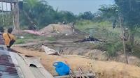Seorang suami di Desa Tasik Serai, Kabupaten Bengkalis, termenung melihat jasad istrinya setelah diinjak gajah (Istimewa)