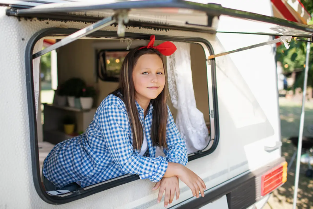 anak perempuan di dalam mobil camping