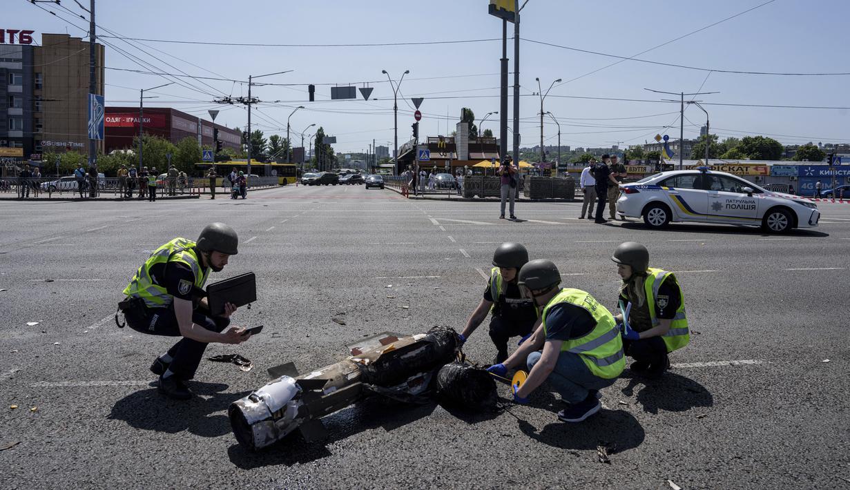 Puing-puing dari rudal yang diintersepsi jatuh di distrik pusat dan utara Kiev hari Senin pagi, mendarat di tengah-tengah lalu lintas di jalan kota. (AP Photo/Evgeniy Maloletka)