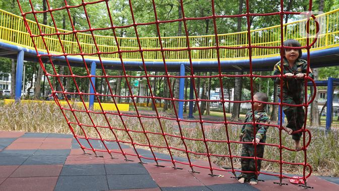 Anak-anak bermain di Taman Puring, Jakarta, Selasa (14/1/2020). Taman ini dilengkapi dengan arena permainan anak, jogging track, skating track, area parkir, dan toilet. (Liputan6.com/Herman Zakharia)