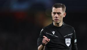Wasit Clement Turpin saat memimpin laga leg kedua 16 besar Liga Champions 2023/2024 antara Arsenal Melawan Porto di Emirates Stadium, London, Inggris, Rabu (13/03/2024) dini hari WIB. (AFP/Adrian Dennis)