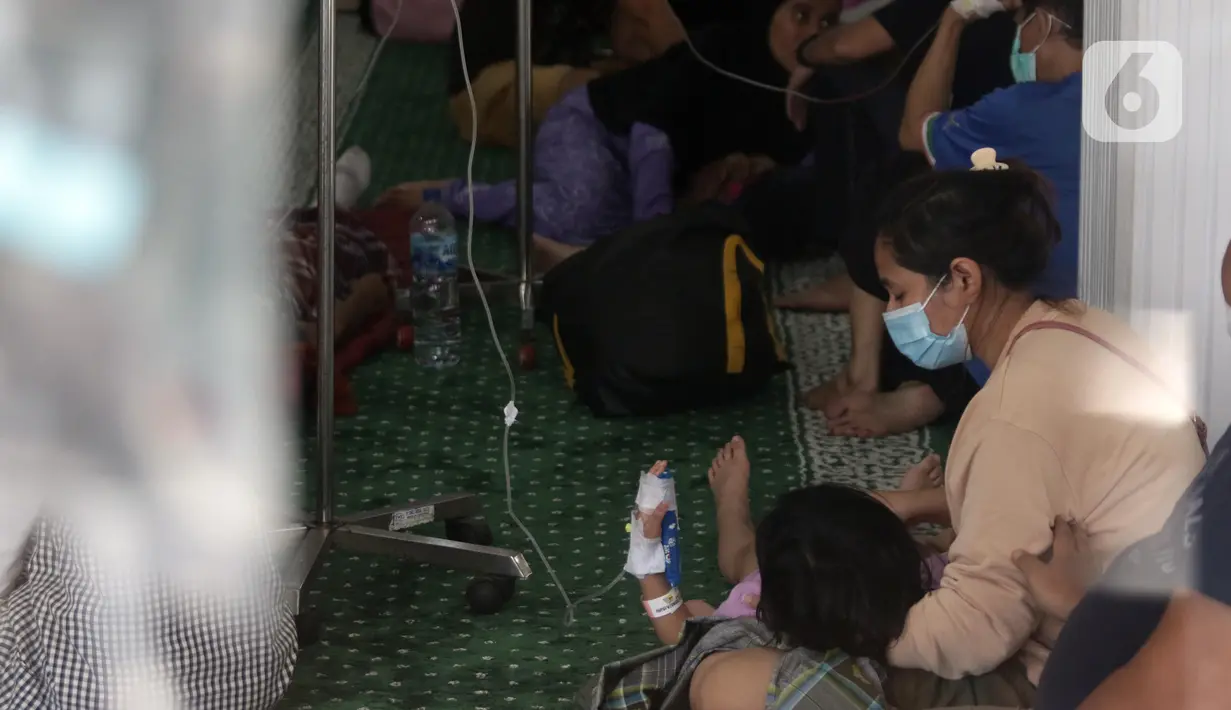 Sejumlah pasien RS Medika Permata Hijau saat dievakuasi di dalam Masjid Asy-Syukur, Jalan Kebayoran Lama, Jakarta, Minggu (30/10/2022). Sebanyak 27 pasien dievakuasi sebagai antisipasi dampak kebakaran yang terjadi kawasan pemukiman persis di belakang RS Medika Permata Hijau. (Liputan6.com/Helmi Fithriansyah)
