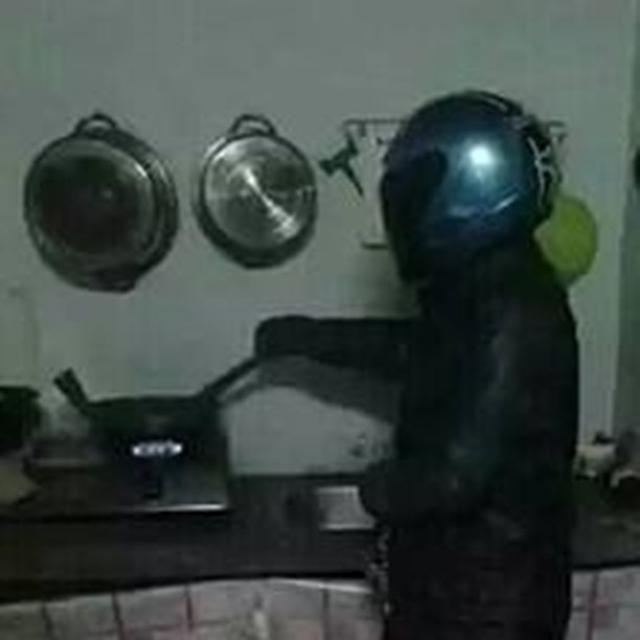 momen kocak pria memasak (foto: brilio)