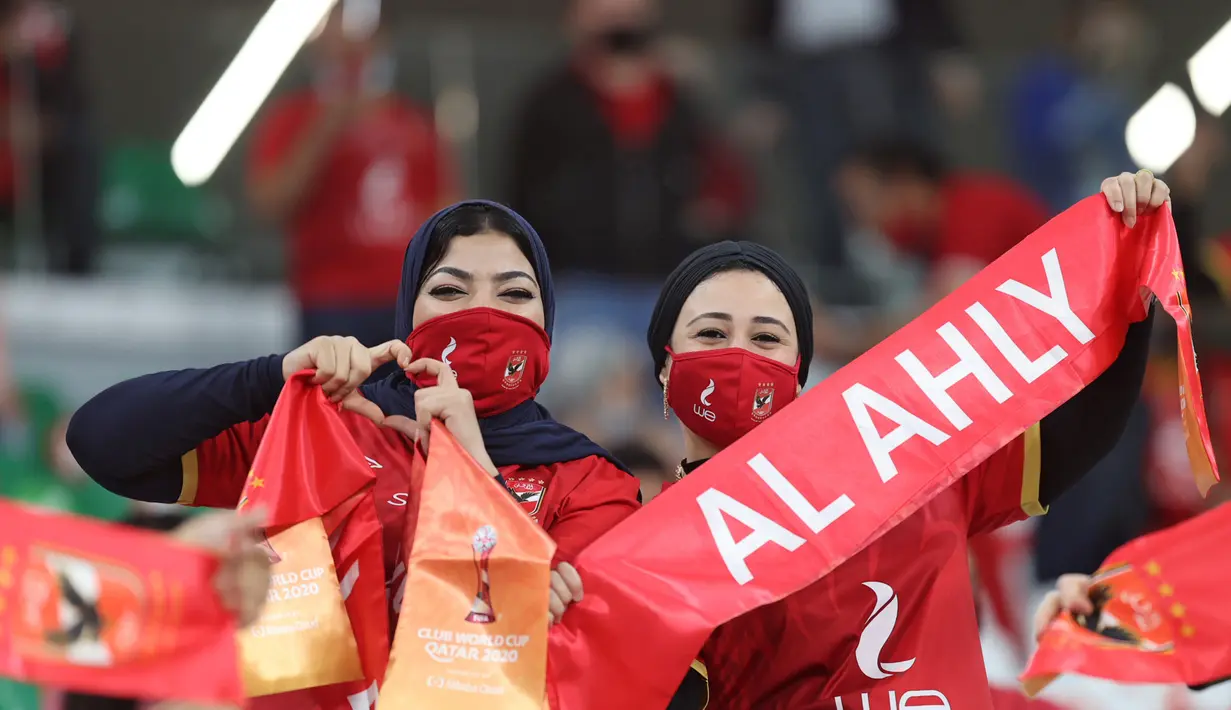 Duel sengit juga terjadi antara tuan rumah Al-Duhail SC (Qatar), menghadapi juara CAF Champions League, Al Ahly dari Mesir. (Foto: AFP/Karim Jaafar)