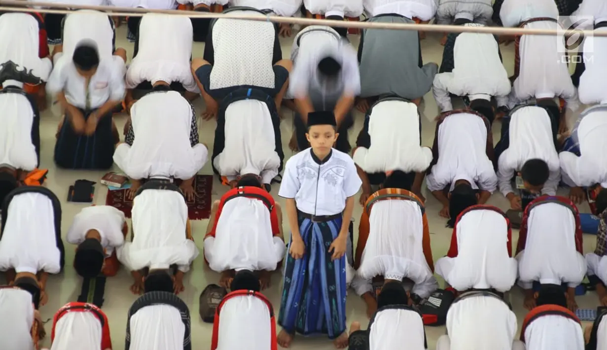 Santri melakukan salat berjamaah di Pesantren Tarbiyah Islamiyah Ar-Raudlatul Hasanah, Medan, Sumatera Utara (21/5). (Liputan6.com/Reza Perdana)