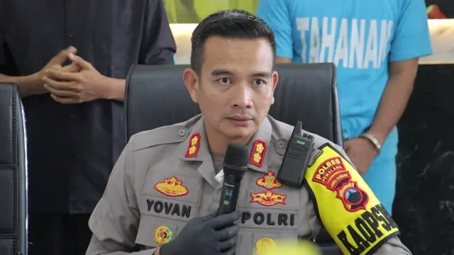 Kapolres Pemalang AKBP Yovan Fatika Handhiska Aprilaya dalam konferensi pers bisnis mesum di kamar kost. (Foto: Liputan6.com/Polres Pemalang)