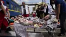 Seorang pasien lanjut usia menaiki kereta evakuasi medis yang dijalankan oleh MSF (Doctors Without Borders) di stasiun kereta api di Pokrovsk, Ukraina timur, Minggu (29/5/2022). Kereta tersebut dilengkapi dikelola oleh tenaga medis, dan mengangkut pasien dari rumah sakit yang kewalahan di dekat garis depan, ke fasilitas medis di Ukraina barat, jauh dari pertempuran. (AP Photo/Francisco Seco)