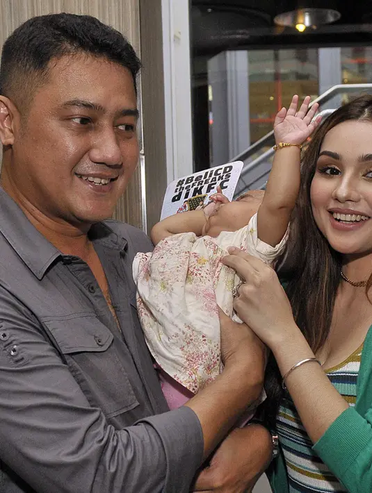 Sebagai seorang ayah, Teuku Rafli tetap menjaga dan memberikan nasehat untuk kebaikan putranya ke depannya. (Deki Prayoga/Bintang.com)