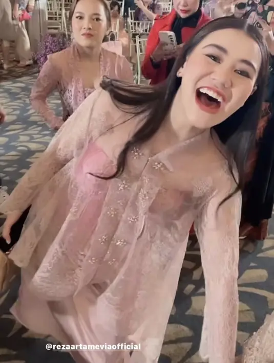 Aaliyah Massaid tampil mengenakan kebaya brokat dengan inner kemben pink serasi dengan kain bawahannya. [@krisdayantilemos]