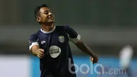 Pemain Persela Lamongan, Samsul Arif saat melawan PS TNI pada lanjutan Liga 1 Indonesia 2017 di Stadion Pakansari, Bogor, Sabtu (27/5/2017). (Bola.com/Nicklas Hanoatubun)