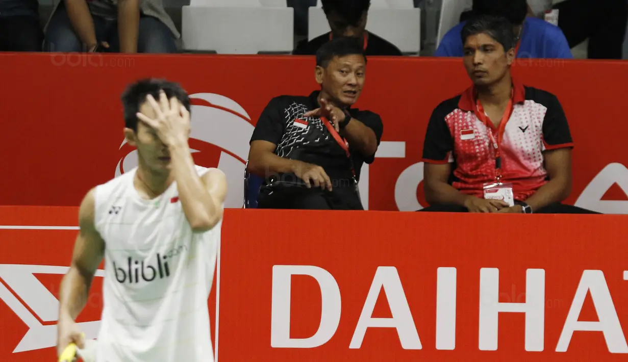 Tunggal putera Indonesia, Ihsan Maulana Mustofa, saat melawan wakil Denmark, Rasmus Gemke, pada laga Indonesia Masters 2018 di Istora Senayan, Rabu (24/1/2018). Ihsan takluk 21-17, 21-23, 16-21. (Bola.com/M Iqbal Ichsan)