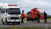 Mobil ambulans disiagakan untuk mengevakuasi jenazah korban pesawat AirAsia QZ8501 menuju RSUD Sultan Imanuddin, Pangkalan Bun, Kalteng, Rabu (31/12/2014). (Liputan6.com/Miftahul Hayat)