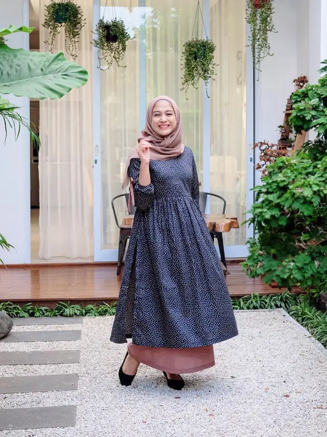 Hamil Anak Ke-3, Ini 6 Potret Nina Zatulini Pamer Baby Bump