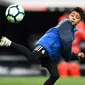 Putra Cristiano Ronaldo, Cristiano Ronaldo Jr saat menunjukkan kebolehannya mengontrol bola usai pertandingan antara Real Madrid dan Real Sociedad di stadion Santiago Bernabeu di Madrid, Spanyol (10/2). (AFP Photo/Gabriel Bouys)