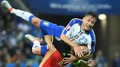  Pemain Italia, Emanuele Giaccherini, berduel dengan pemain Belgia, Eden Hazard, pada laga Grup E Piala Eropa 2016 di Stade de Lyon, Lyon, Selasa (14/6/2016) dini hari WIB. (AFP/Emmanuel Dunand)