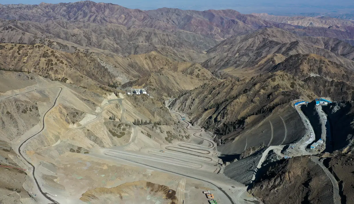 Foto dari udara ini menunjukkan lokasi pembangunan Stasiun Pembangkit Listrik Tenaga Pompa Fukang di Kota Fukang, Daerah Otonom Uighur Xinjiang, China, 15 Oktober 2020. Stasiun itu merupakan stasiun pembangkit listrik tenaga pompa pertama yang sedang dibangun di Xinjiang. (Xinhua/Ding Lei)