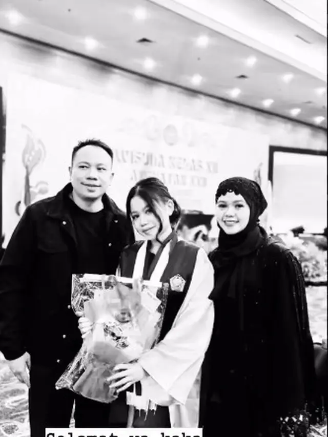 7 Potret Vicky Prasetyo Temani Anak Wisuda SMA, Kompak Bareng Mantan Istri