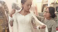 Anggita Sari pamer baju pengantin [foto: instagram]