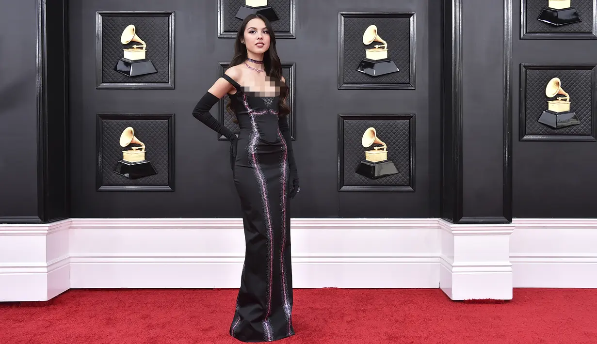 Olivia Rodrigo tiba pada ajang Grammy Awards 2022 di MGM Grand Garden Arena, Las Vegas, Amerika Serikat, 3 April 2022. Olivia Rodrigo meraih penghargaan Best Pop Vocal Album, Best New Artist, dan Best Pop Solo Performance. (Photo by Jordan Strauss/Invision/AP)