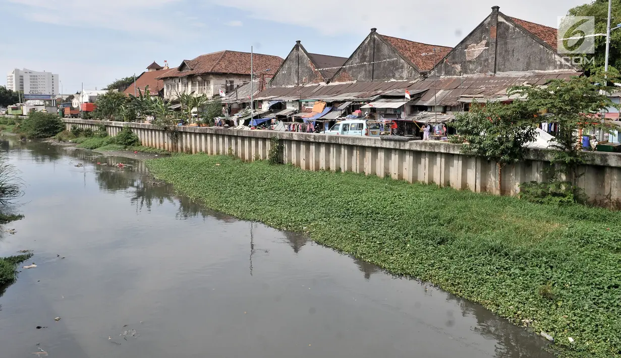 Penampakan Kali Besar Timur, kawasan Kota Tua, Jakarta, Minggu (30/9). Kondisi Kali Besar Timur sangat berbeda dengan Kali Besar Barat yang kini menjadi objek wisata baru. (Merdeka.com/Iqbal Nugroho)