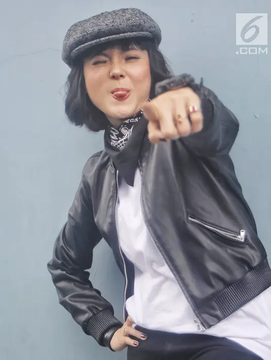 Walau belum mempunyai tanda-tanda memiliki momongan, Poppy Sovia mengaku bahagia hidup bersama suaminya, Ahmad Gussaoki. Apalagi, dia diberi kebebasan oleh suaminya untuk bekerja. (Liputan6.com/ Faizal Fanani)
