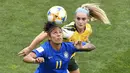 Striker Brasil, Cristiane, duel udara dengan bek Australia, Ellie Carpenter, pada laga Piala Dunia Wanita 2019 di Stadion Mosson, Montpellier, Kamis (13/6). (AFP/Gerard Julien)