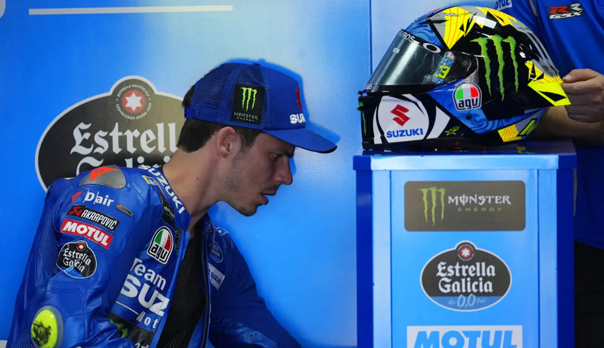 Pembalap SUZUKI ECSTAR asal Spanyol Joan Mir bersiap sebelum sesi latihan bebas pertama di Pertamina Mandalika International Street Circuit, Mandalika, Lombok Tengah, Nusa Tenggara Barat, Jumat (18/3/2022). (AP Photo/Achmad Ibrahim)