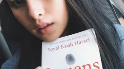 Berbagai rekomendasi buku juga diberikan Maudy Ayunda. Salah satu buku yang ia sarankan adalah Sapiens karya dari Yuval Noah Hatari. Kesukaannya dalam membaca membuat Maudy sering mengulas buku bacaannya setelah selesai membaca dan memberikan kesan pesan mendalam terkait buku tersebut. (Liputan6.com/IG/@maudyayunda)