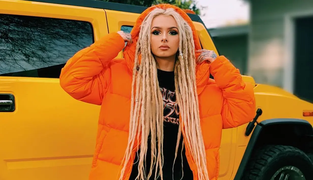 Gaya khas dari Zhavia Ward ini memang tak bisa dilepaskan. Ia memiliki penampilan yang unik terutama pada tatanan rambut yang dibuat dengan gaya dreadlock. (Liputan6.com/IG/@zhaviaward)