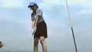 Salah satu olahraga yang sering dilakukan Fay Nabila adalah bermain golf. Perempuan 22 tahun terlihat sangat fokus saat hendak memasukan bola ke lubang yang dituju. Golf membuat Fay Nabila bisa lebih melatih daya fokus. Seperti diketahui, fokus sangat diperlukan di dunia hiburan Tanah Air agar pekerjaan yang dilakukan bisa berjalan dengan baik. (Liputan6.com/IG/@faynabilalxndr)