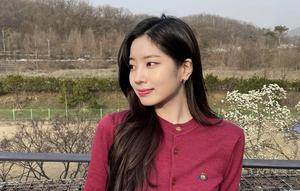 Dahyun Twice mengenakan cardigan merah yang dimasukan ke dalam celana denimnya. Gaya ini membuat Dahyun terlihat santai namun tetap rapi. Dok. Instagram @twicetagram