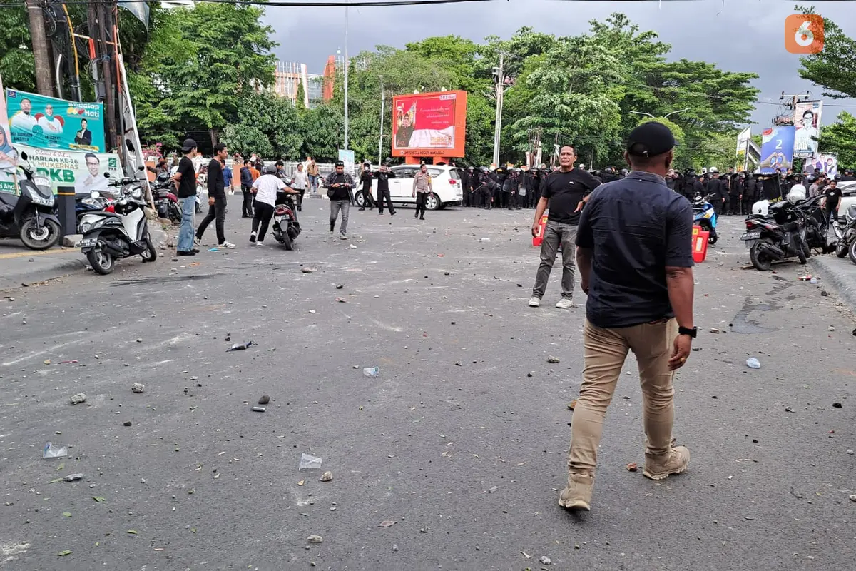 Kondisi pasca bentrok pendukung paslon Pilgub Sulsel (Liputan6.com/Fauzan)