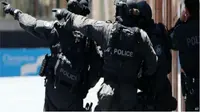 Hingga Sabtu siang, operasi anti-terorisme yang mengerahkan sekitar 200 anggota polisi itu digelar di sejumlah tempat di Melbourne.