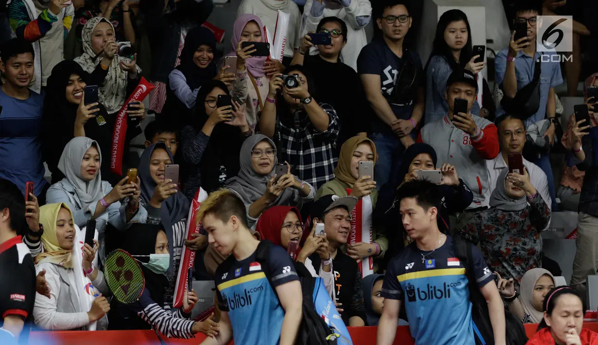 Suporter menyambut kedatangan ganda putra Indonesia, Kevin Sanjaya/Marcus Gideon saat akan melawan ganda Jerman pada Indonesia Masters 2019 di Istora Senayan, Rabu (23/1). Kevin/Marcus lolos ke 16 besar, 21-13, 19-21, 21-15. (Bola.com/M. Iqbal Ichsan)