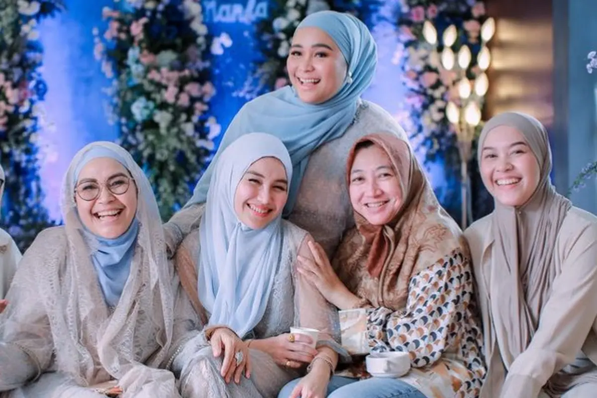 Potret Ayu Ting Ting saat 7 Bulanan sang Adik