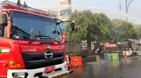 Mobil Damkar semprot disinfektan ke lapak PKL di Alun-alun Purwokerto. (Twitter/@PolPPBanyumas)