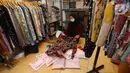 Pedagang mengemas baju pelanggan untuk pesanan online di salah satu outlet pakaian di Kawasan Tangerang, Banten, Rabu (9/2/2022). Badan Pusat Statistik (BPS) meyakini daya beli masyarakat makin membaik pada awal tahun 2022. (Liputan6.com/Angga Yuniar)