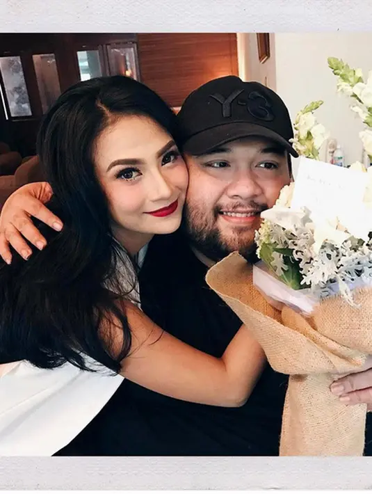 Keromantisan memang selalu terliha dari Vanessa Angel dan Didi Mahardhika. Namun sayangnya, semua itu tinggal kenangan, dan kini Vanessa dan Didi memilih untuk berpisah, serta tak melanjuti rencana pernikahannya. (Instagram/vanessaangelofficial)