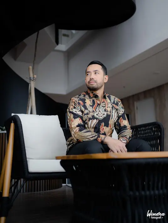 Sementara Khairi tampil mengenakan kemeja batik, celana hitam, dan sepatu pantofel. [Instagram/windrafotografi].