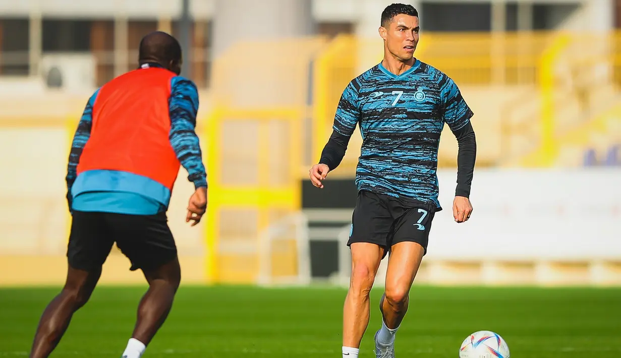 Cristiano Ronaldo datang ke Al Nassr FC setelah memutus kontrak dengan Manchester United dengan membawa hukuman larangan bertanding beberapa laga akibat perlakuan kasar dengan membanting ponsel salah seorang fans Setan Merah. (twitter.com/AlNassrFC)