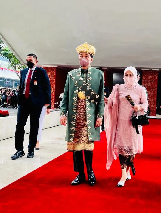 Jelang HUT RI ke-77, Presiden Jokowi memilih mengenakan pakaian adat Bangka Belitung. Dengan nuansa hijau, pakaian adat ini memiliki motif pucuk rebung. Pakaian adat yang dikenakan Jokowi lengkap dengan kain tenun dan aksesori kepala berwarna emas.(Sekretariat Presiden)