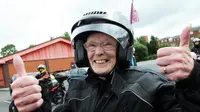 Nenek berusia 80 tahun ini hobi naik motor dan mendapat kejutan di hari ulang tahunnya.