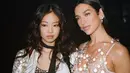 Sementara itu, Dua Lipa tampil berani dengan setelan bra dan panties pink semi transparan. Dipadu dengan outer nilon bertabur kristal bulat dan jaket berbulu [@dualipa]