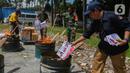 Anggota Komisi Pemilihan Umum Republik Indonesia (KPU-RI) didampingi personel TNI dan Polri serta Bawaslu memusnahkan surat suara Pemilu 2024 untuk pemilihan luar negeri di gudang logistik KPU, Kecamatan Benda, Kota Tangerang, Selasa (13/2/2024). (Liputan6.com/Angga Yuniar)