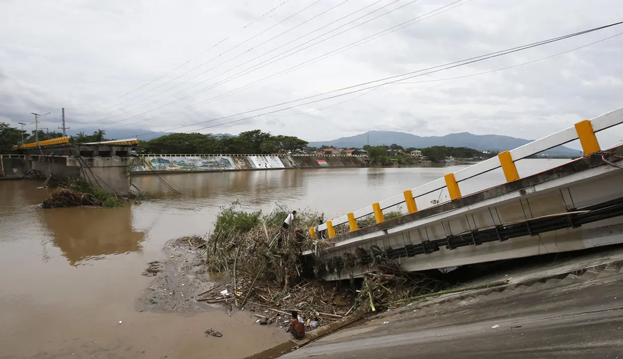 Sebuah jembatan hancur akibat serangan topan Rammasun, di Batangas, Manila, (17/7/2014). (REUTERS/Erik De Castro)