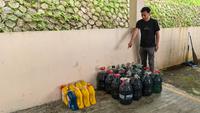Pelaku Penimbun BBM di Sukabumi Angkut 272 Liter Pertalite Pakai Galon Air Mineral. (Liputan6.com/Fira Syahrin)
